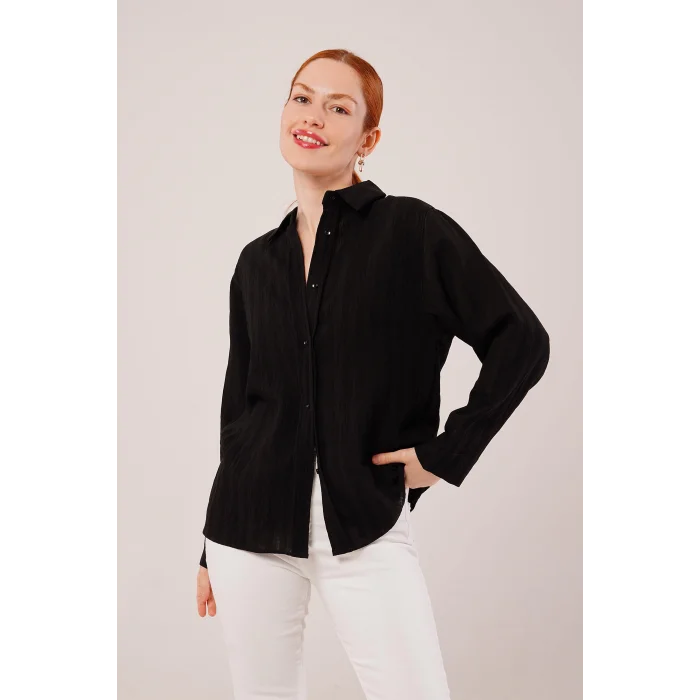 Düğmeli Ve Çizgi Detaylı Siyah Gömlek