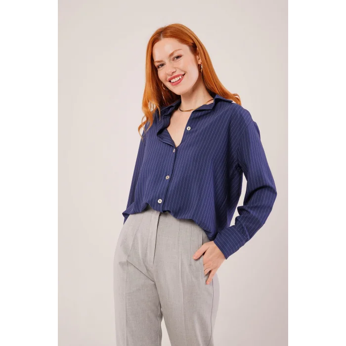İnce Çizgi Detaylı Lacivert Gömlek