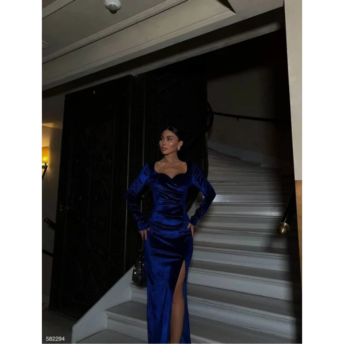 Kadın Kadife Kumaş Kalp Yaka Yırtmaç Detaylı Maxi Boy Elbise