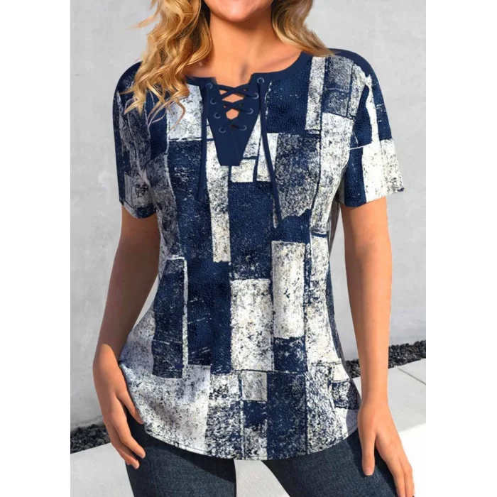 Kadın Kısa Kollu Yakası Bağcıklı Kuş Gözü Detay Parça Desenli Süprem Bluz
