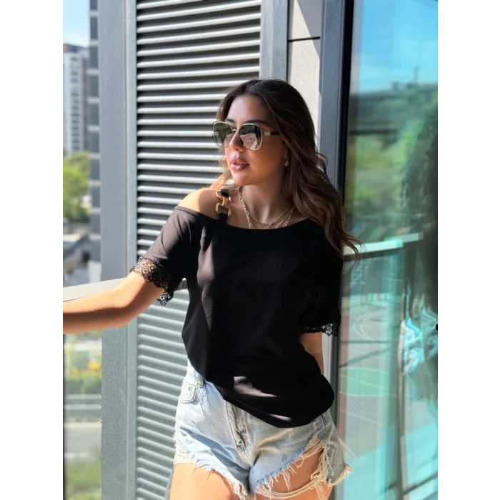 Kadın Tek Omuzu Askılı Kısa Kollu Toka Detaylı Dantelli Viskon Bluz