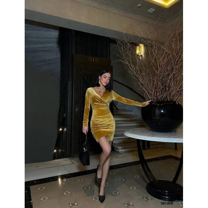 Kadın Uzun Kollu Göğüs Dekolteli Kadife Kumaş Mini Kruvaze Elbise