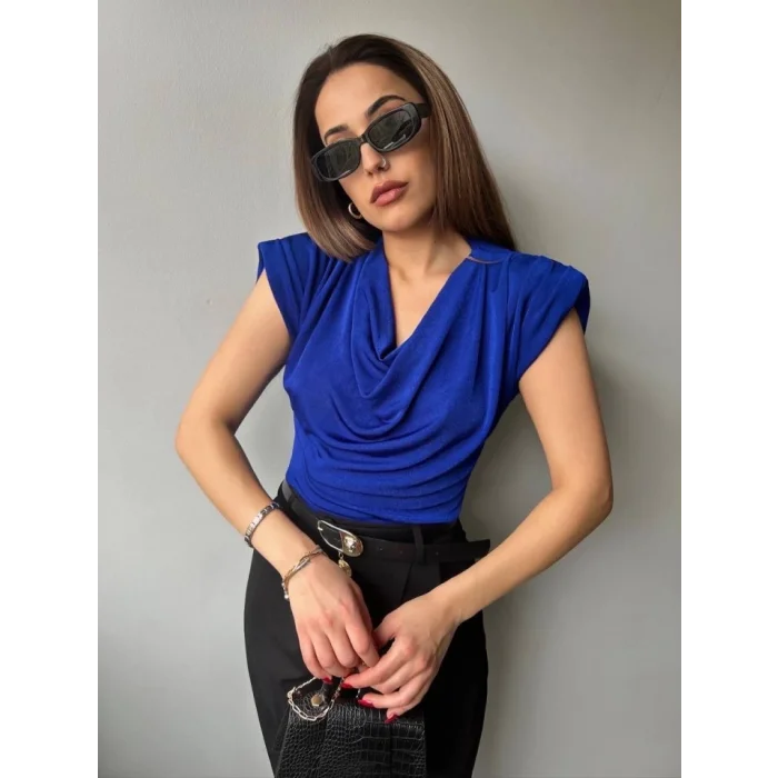 Kadın V Yaka Vatka Detay Kolsuz Dökümlü Bluz