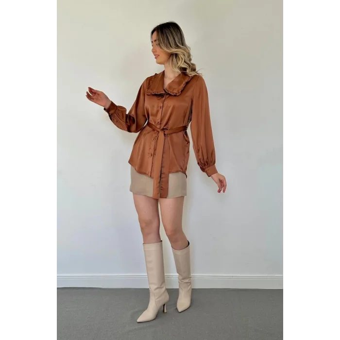 Kahverengi Yakası Fırfırlı Kuşaklı Saten Gömlek
