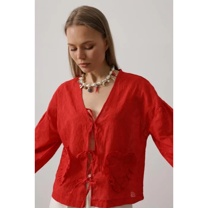Kalp Detaylı Bağlamalı Brode Bluz - Kırmızı