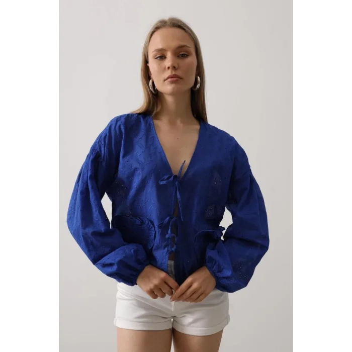 Kalp Detaylı Bağlamalı Brode Bluz - Saks