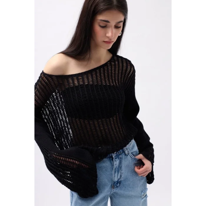 Kayık Yaka Ajurlu Bluz