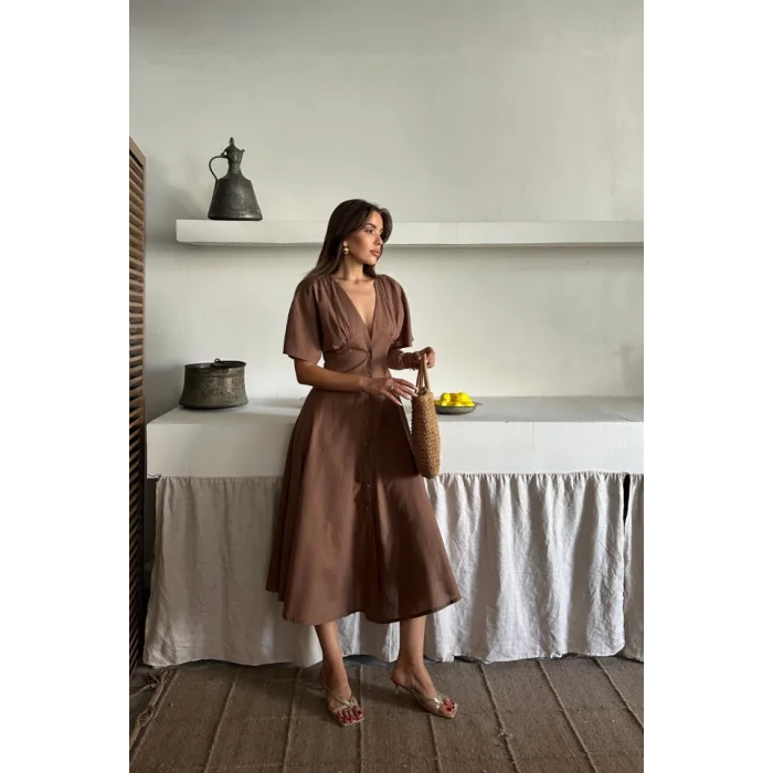 KETEN V YAKA ÖNDEN DÜĞMELİ ELBİSE - Kahverengi