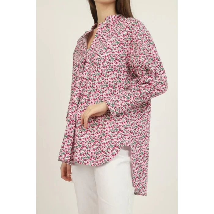 Kırmızı V Yakalı Ve Desenli Gömlek