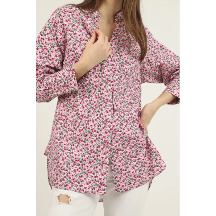 Kırmızı V Yakalı Ve Desenli Gömlek
