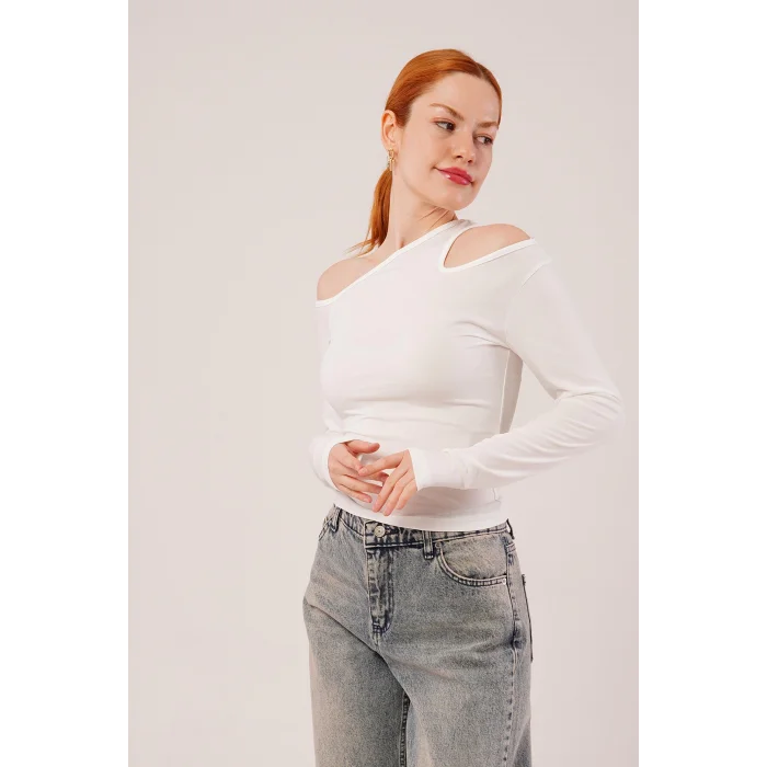 Omuz Dekolte Detaylı Beyaz Bluz