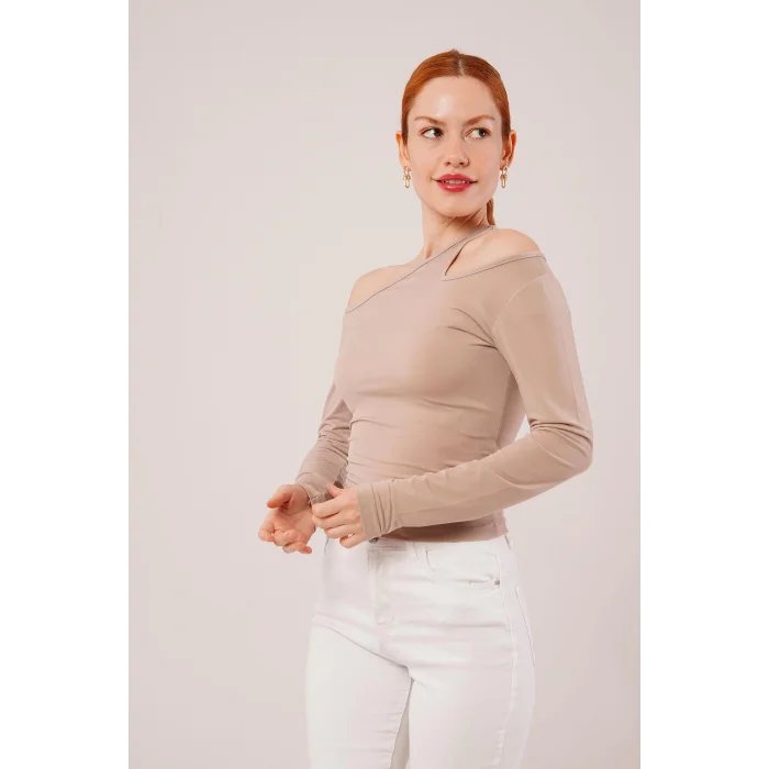 Omuz Dekolte Detaylı Krem Bluz