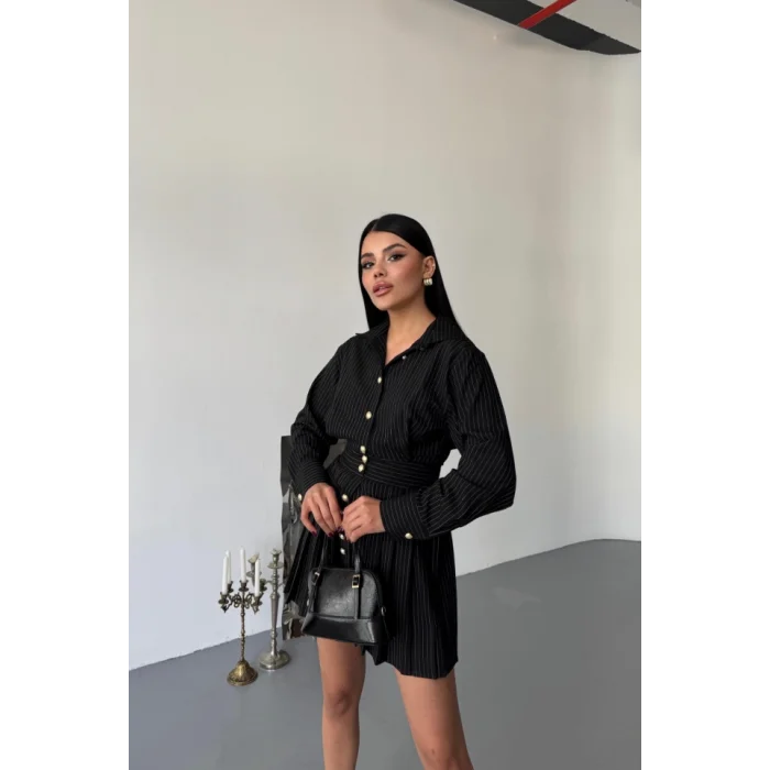 ÖNDEN GOLD DÜĞMELİ PİLELİ KISA ELBİSE - Siyah