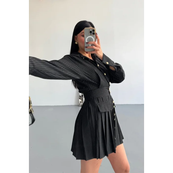 ÖNDEN GOLD DÜĞMELİ PİLELİ KISA ELBİSE - Siyah