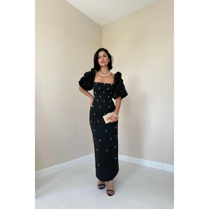 Siyah İşlemeli Kolu Garnili Elbise