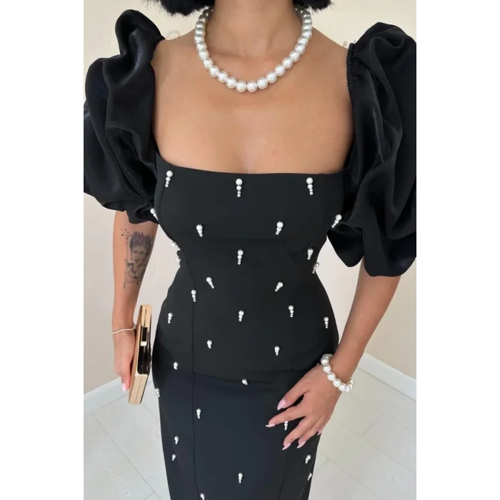 Siyah İşlemeli Kolu Garnili Elbise