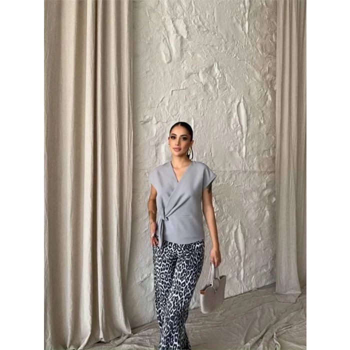 YANDAN BAĞLAMA DETAYLI KOLSUZ BLUZ - Gri