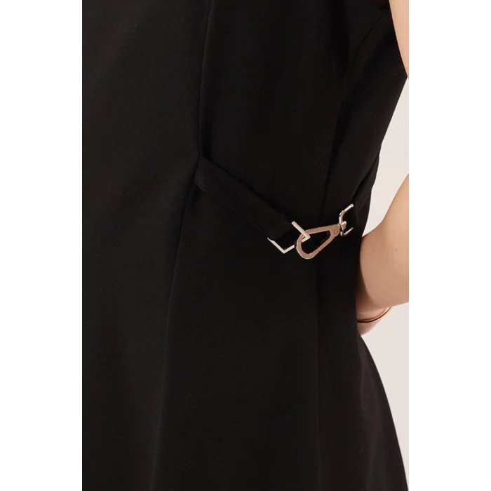 Yanları Zincir Detaylı Sıfır Kol Siyah Mini Elbise