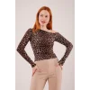 Düşük Omuz Detaylı Leopar Desen Bluz