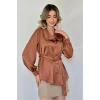 Kahverengi Yakası Fırfırlı Kuşaklı Saten Gömlek