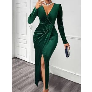 Kadın Uzun Kollu Kruvaze Yaka önünden çapraz Detaylı Uzun Kadife Elbise