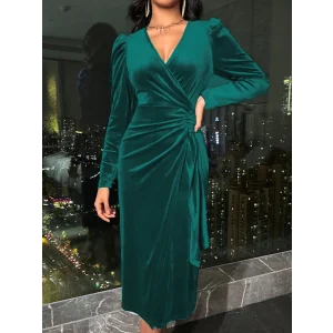 Kadın Uzun Kollu Kruvaze Yakalı Yandan Büzgülü Midi Kadife Elbise