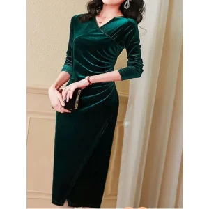 Kadın Uzun Kollu Kruvaze Yakalı Yandan Büzgülü önden çapraz Detaylı Midi Kadife Elbise