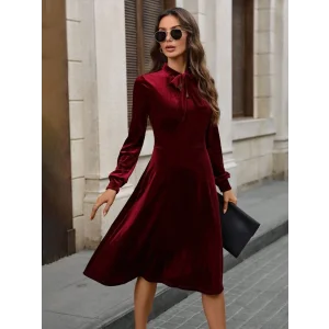 Kadın Uzun Kollu Yakadan Fiyonklu Cepli Midi Kadife Elbise