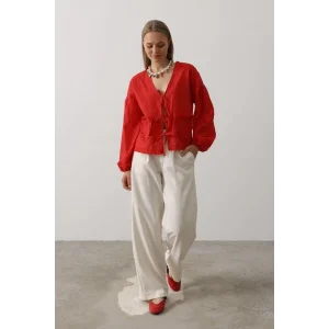 Kalp Detaylı Bağlamalı Brode Bluz - Kırmızı