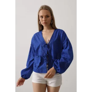 Kalp Detaylı Bağlamalı Brode Bluz - Saks