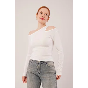 Omuz Dekolte Detaylı Beyaz Bluz