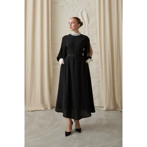 Siyah Yaka Ve Kolları Taşlı Elbise