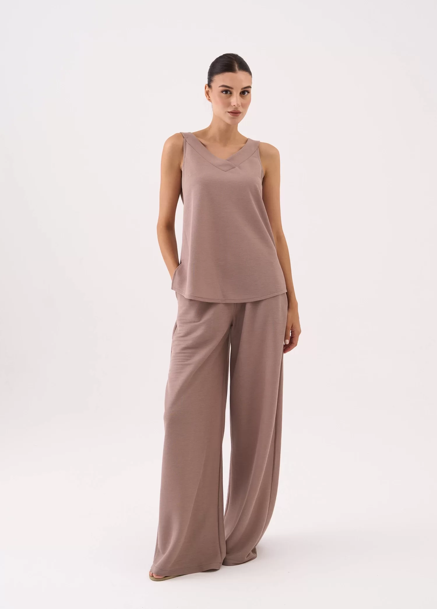 LOOSE CUT PANTS WITH POCKETS - SLEEVELESS BLOUSE WITH COLLAR DETAILED