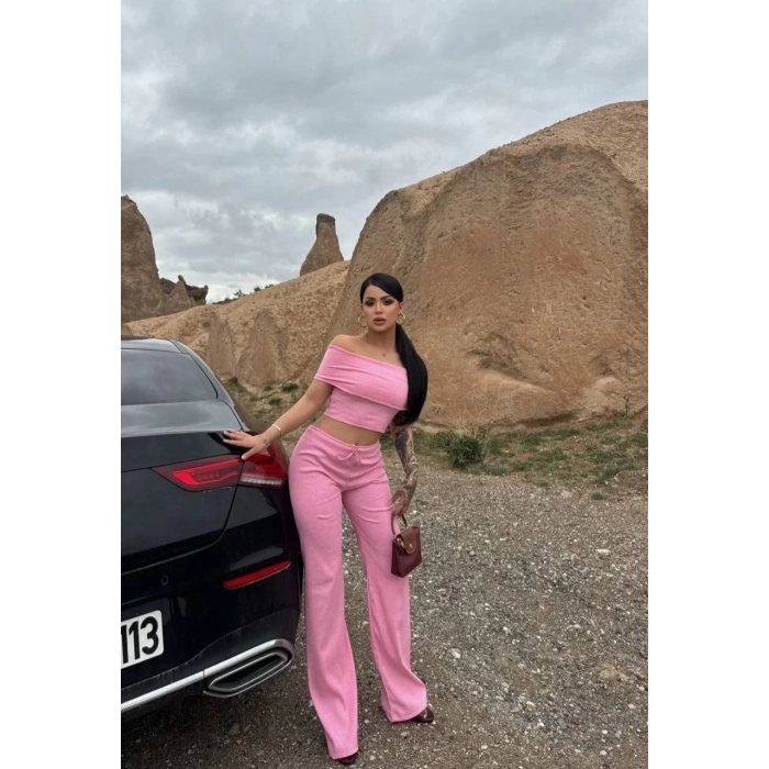 petite ateiler Madonna yaka bol paça pantolonlu takım