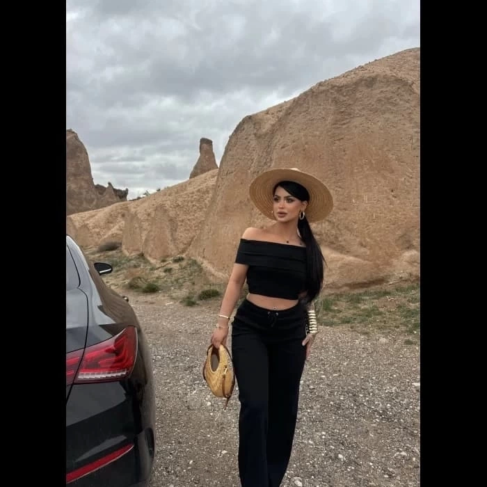 petite ateiler Madonna yaka bol paça pantolonlu takım