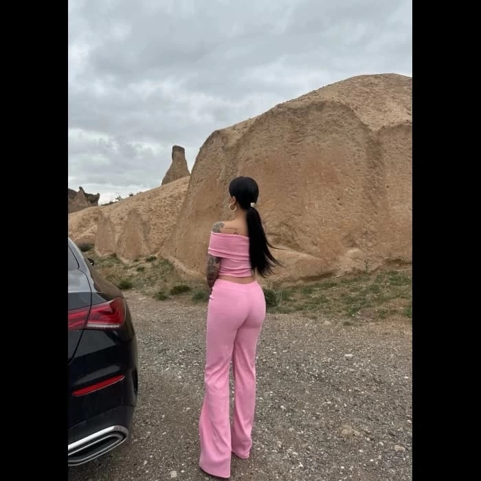petite ateiler Madonna yaka bol paça pantolonlu takım