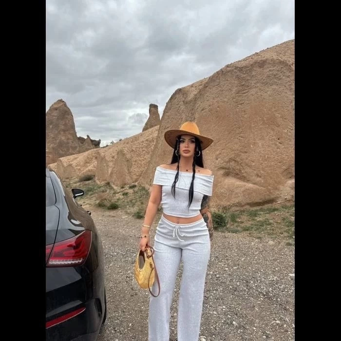 petite ateiler Madonna yaka bol paça pantolonlu takım