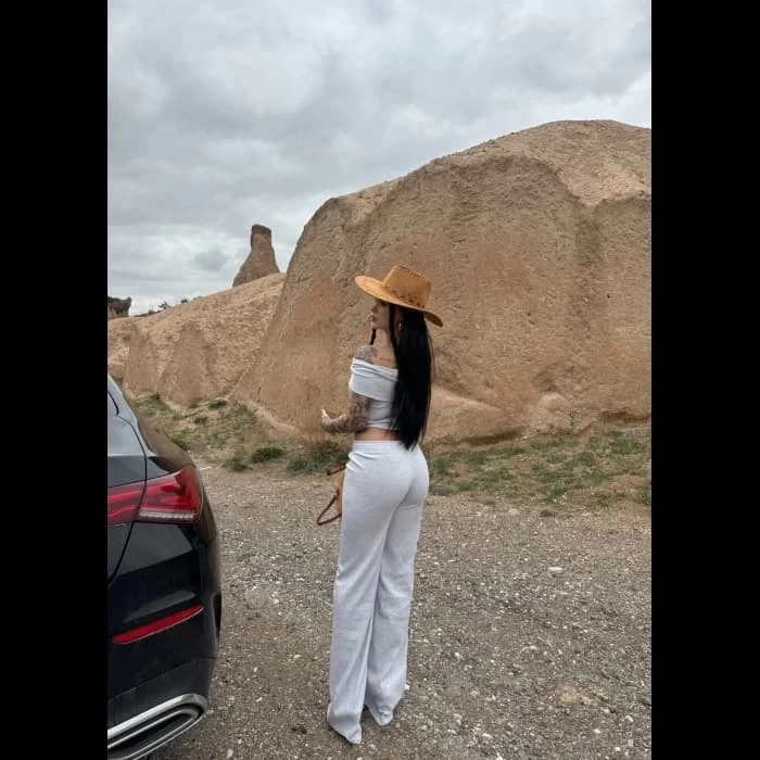 petite ateiler Madonna yaka bol paça pantolonlu takım