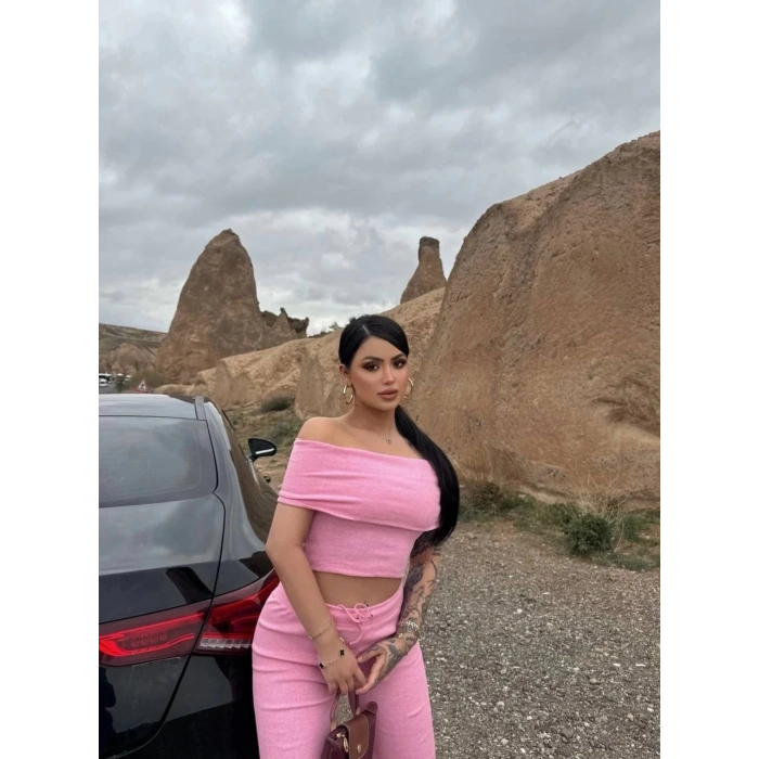petite ateiler Madonna yaka bol paça pantolonlu takım