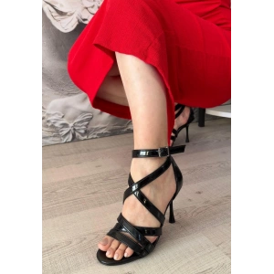 petite ateiler Mariya Siyah Rugan Topuklu Ayakkabı