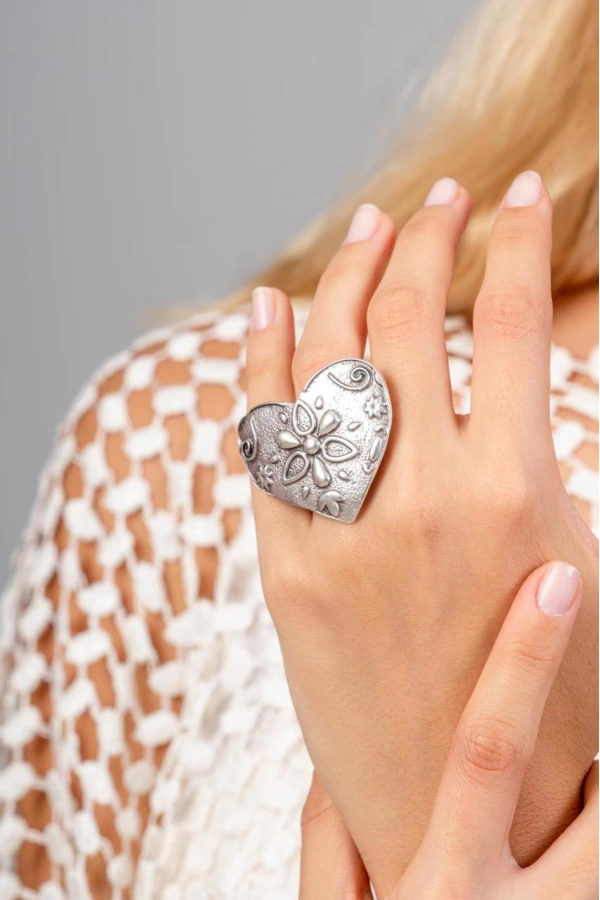 ZeyDor Embossed Heart Design Ring