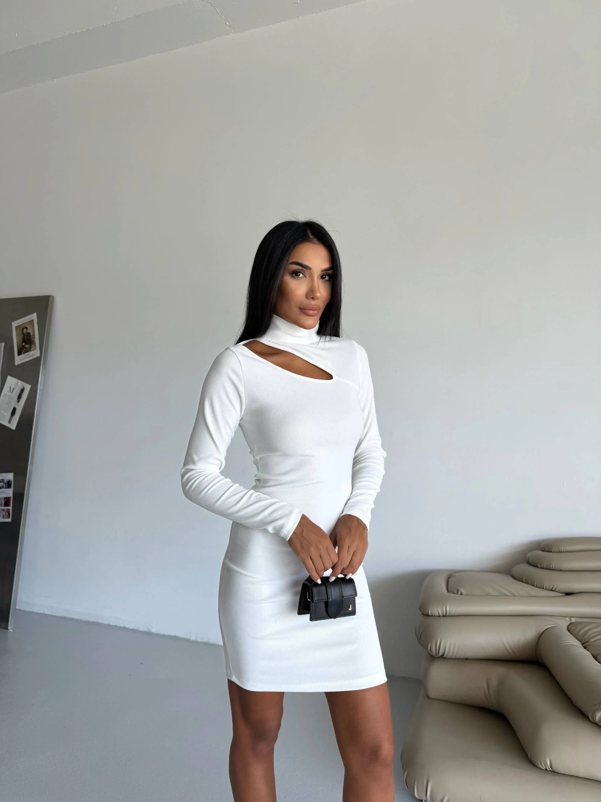 Boğazlı gögüs dekolteli elbise beyaz