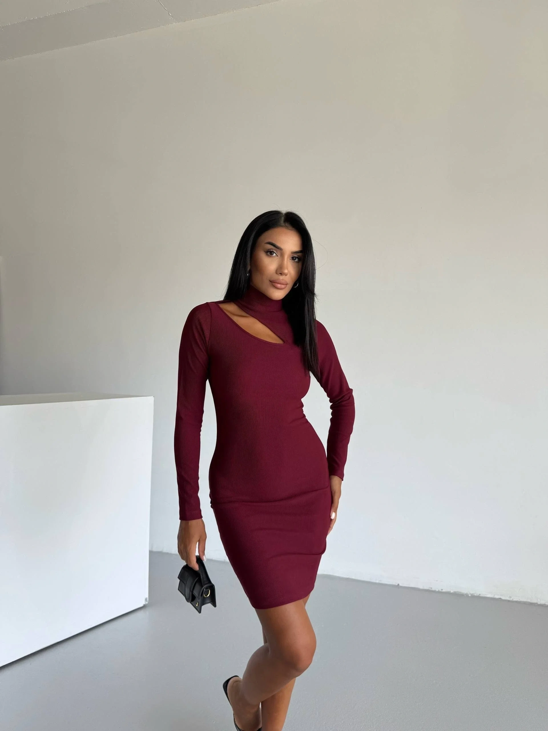 Boğazlı gögüs dekolteli elbise bordo