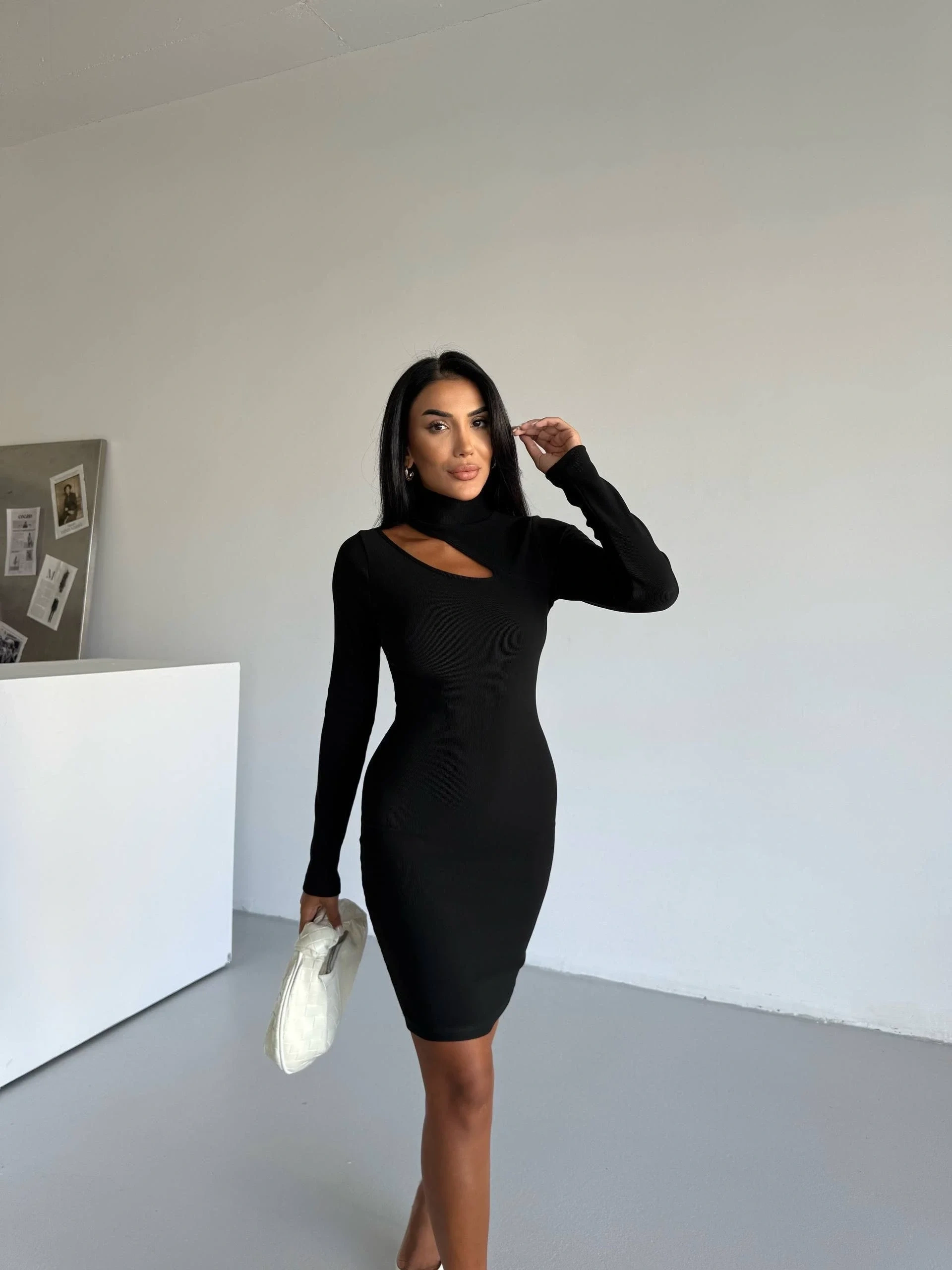 Boğazlı gögüs dekolteli elbise siyah