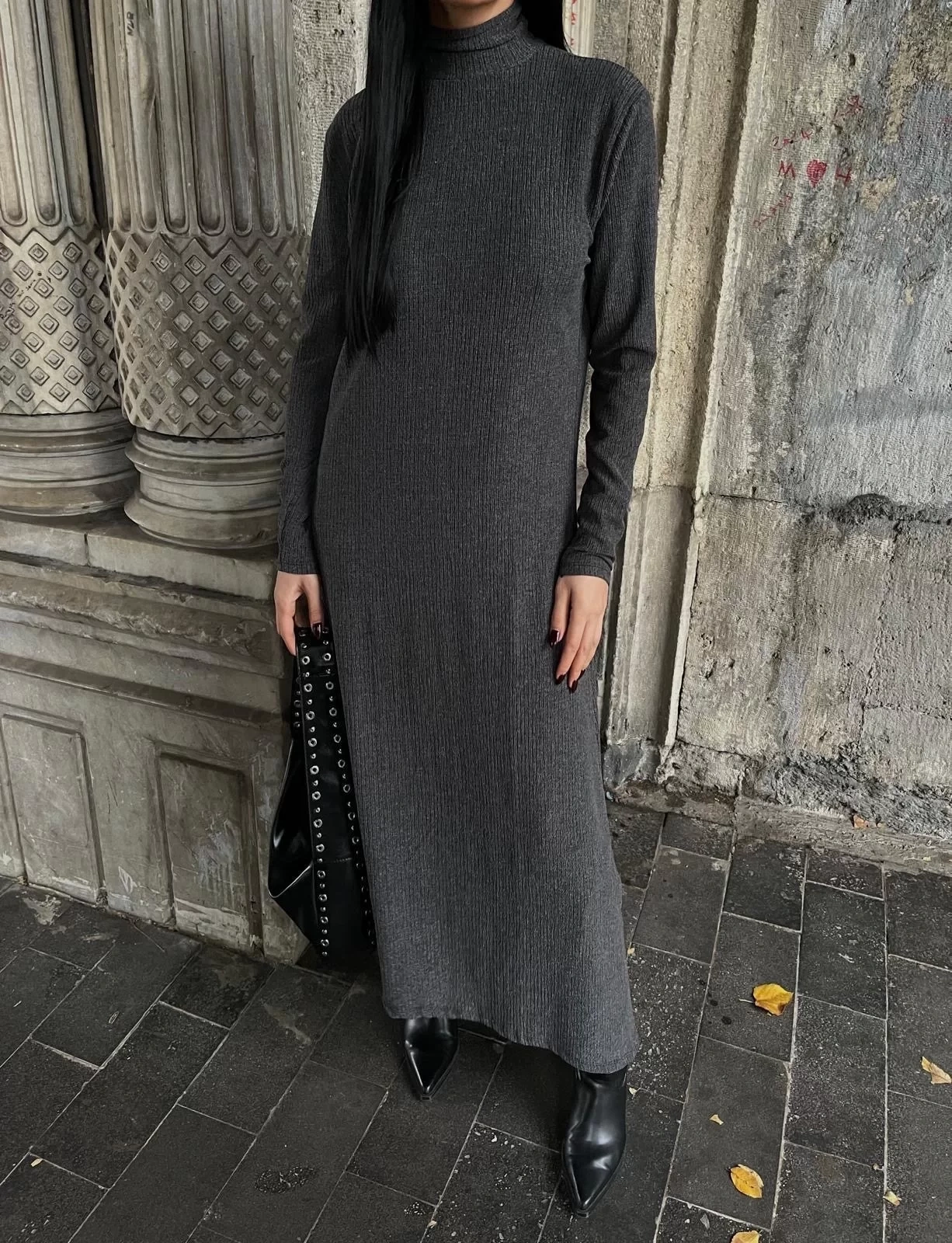 Boğazlı kalın bürümcük uzun elbise siyah