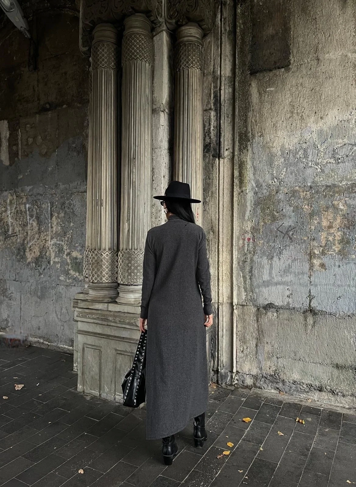 Boğazlı kalın bürümcük uzun elbise siyah