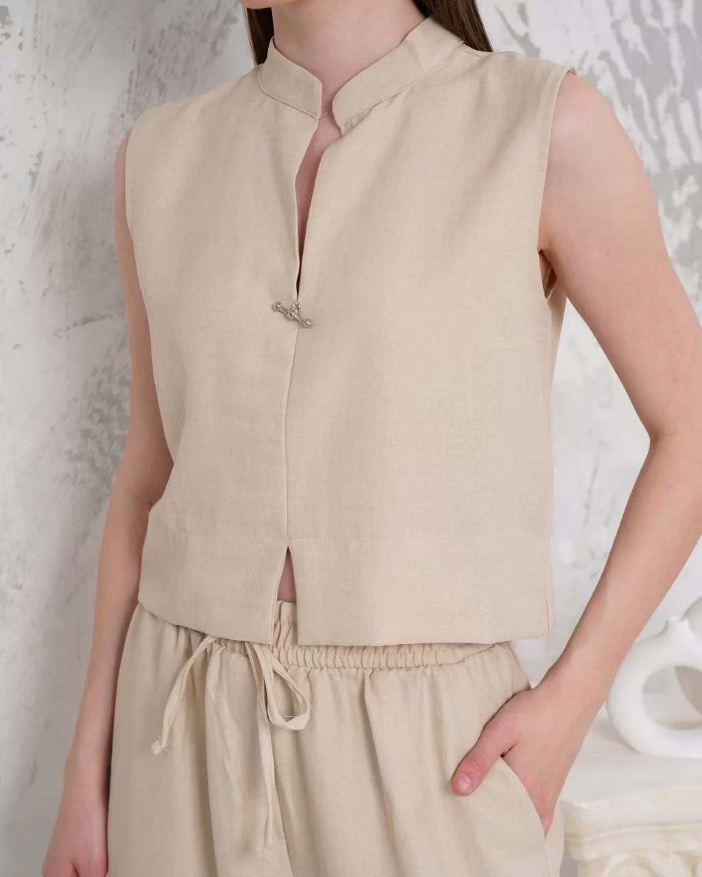 Broşlu yelek pantolon takım bej s255821