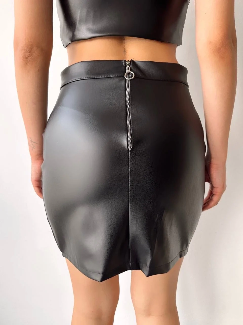 Cep detaylı oval kapaklı deri etek siyah h240048