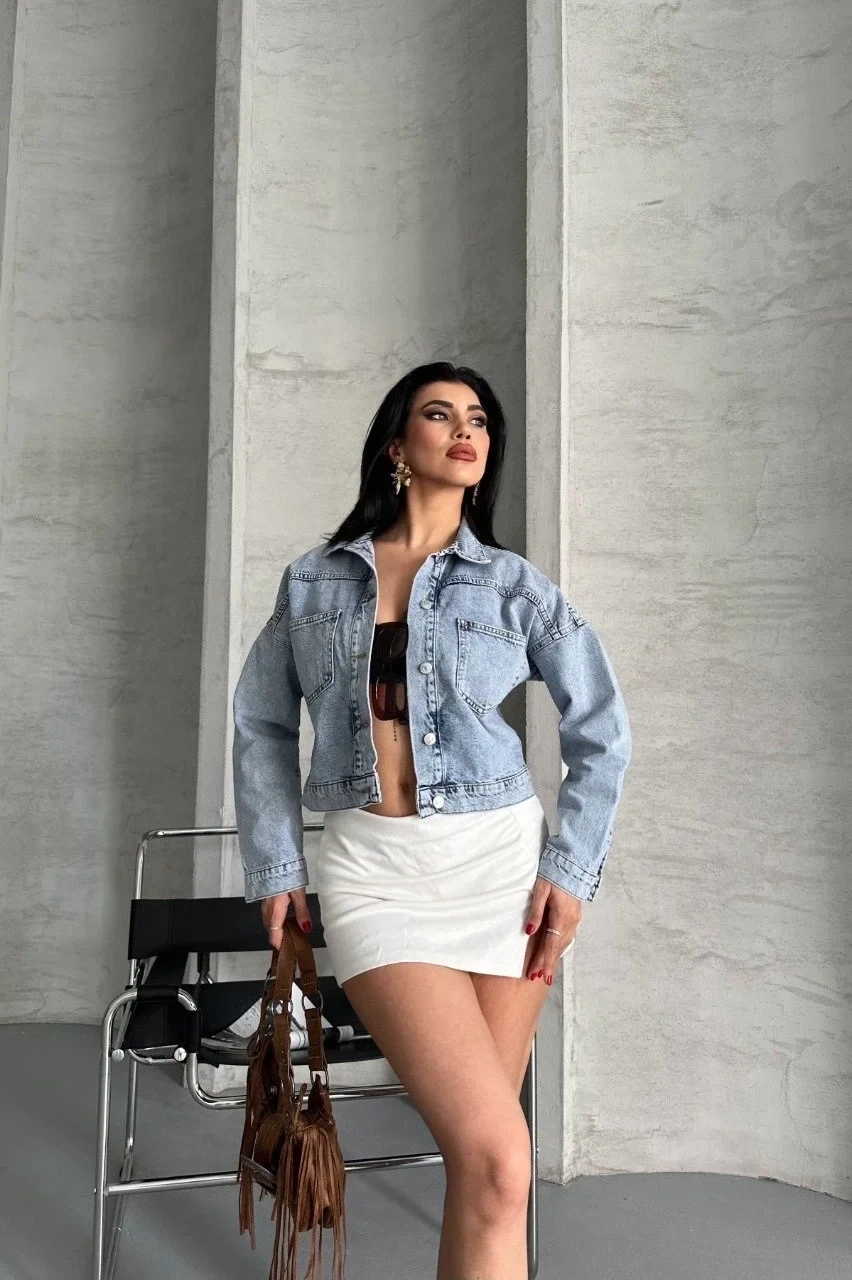 Çift cepli kol katlamalı kar yıkama crop kot ceket buz mavi