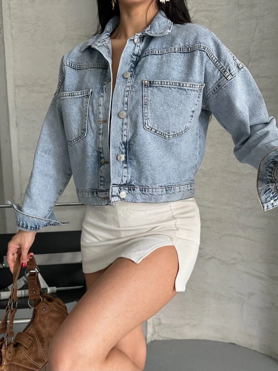 Çift cepli kol katlamalı kar yıkama crop kot ceket buz mavi